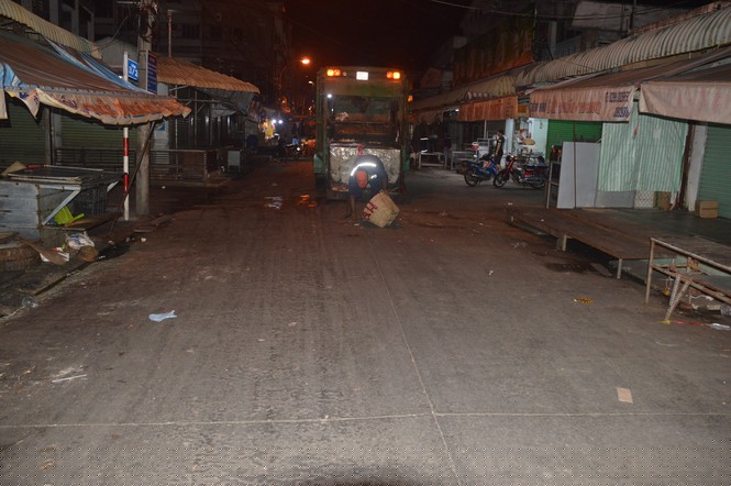 Những người làm đẹp phố phường đêm 30 Tết - ảnh 4