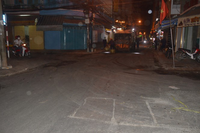 Những người làm đẹp phố phường đêm 30 Tết - ảnh 5