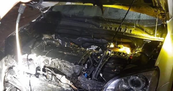 Orlando Chervolet bốc cháy dữ dội khi đang đậu trong sân ngày đầu năm mới