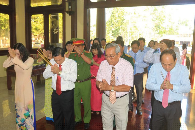 Lãnh đạo TP. Long Xuyên dâng hương tại Khu lưu niệm Chủ tịch Tôn Đức Thắng.