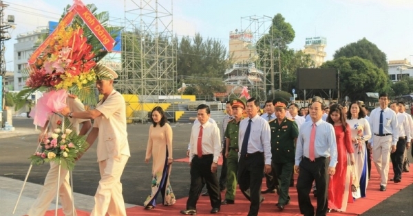 Lãnh đạo TP Long Xuyên viếng tượng đài và Khu lưu niệm Bác Tôn