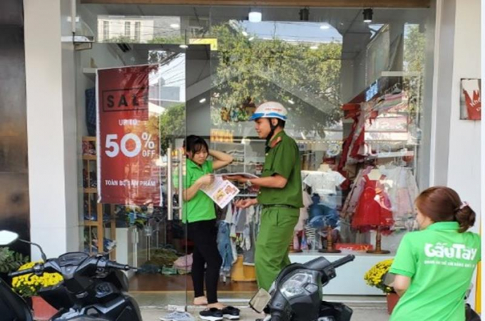 Công an phường Hố Nai tổ chức cấp phát tờ rơi tới từng hộ dân và nơi công cộng.