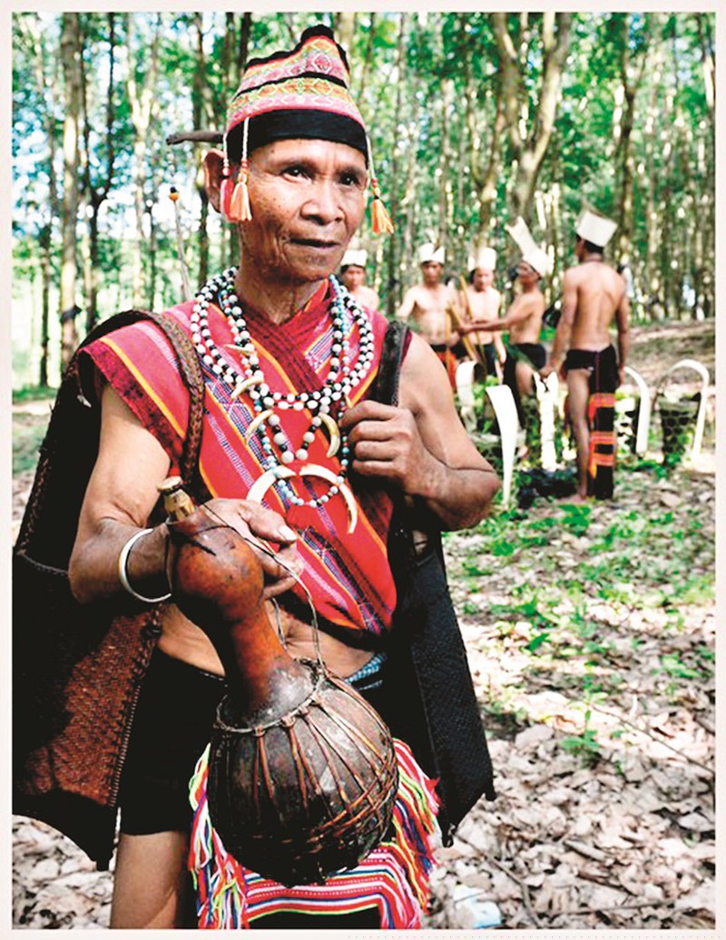  Già làng dẫn đầu đoàn người đi lấy than