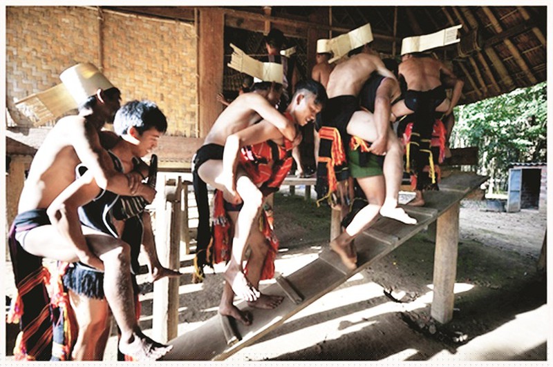  Nghi thức cõng người đi lấy than lên nhà rông