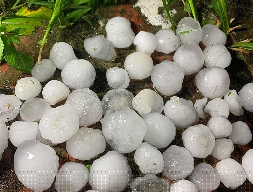 Kinh hoàng mưa đá to như quả trứng ở các tỉnh phía Bắc