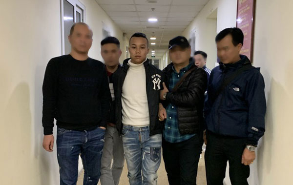 Đối tượng bị lực lượng chức năng bắt giữ. Ảnh: Báo Lào Cai