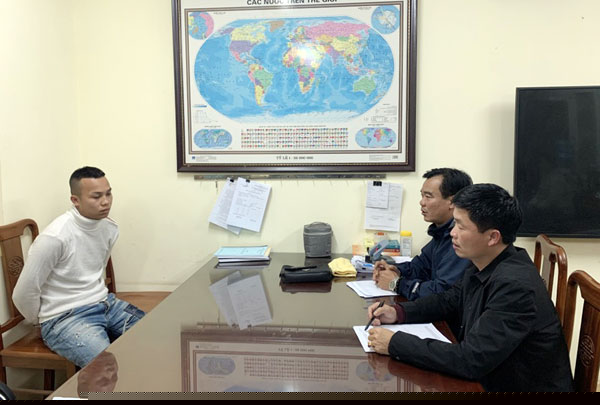 Cơ quan công an lấy lời khai của đối tượng. Ảnh: Báo Lào Cai