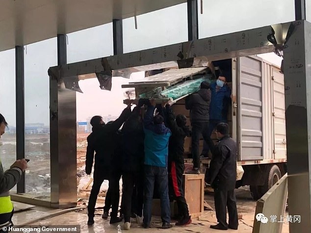 Quá trình hoàn thiện bệnh viện điều trị virus Corona đầu tiên ở Trung Quốc được chính quyền Hoàng Cương công bố. Ảnh: HG.