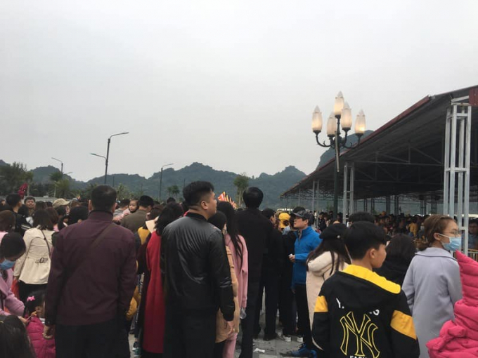 Theo lịch, lễ hội chùa Tam Chúc được tổ chức vào ngày 12 thang Giêng hàng năm để nhân dân và phật tử có dịp về chiêm bái. Năm nay, lễ hội chùa Tam Chúc sẽ chính thức bắt đầu vào ngày 5-2, tức 12 tháng Giêng âm lịch.    Mặc dù, còn hơn 1 tuần nữa mới tới chính lễ, thế nhưng từ ngày 3 Tết (27-1), hàng vạn du khách đã đổ về Khu du lịch Tam Chúc để du xuân, chiêm ngưỡng kỳ qua này rất đông.