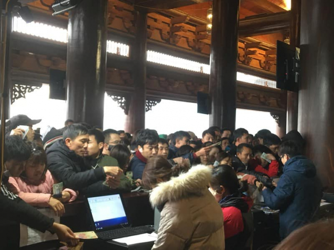 Được biết, năm nay tại Chùa Tam Chúc có dịch vụ du thuyền trên hồ, mặc dù chỉ đi khoảng 500m nhưng có giá vé là 200.000 đồng/lượt. Tuy vậy, du khách vẫn chen chúc nhau để được lên thuyền vãn cảnh…