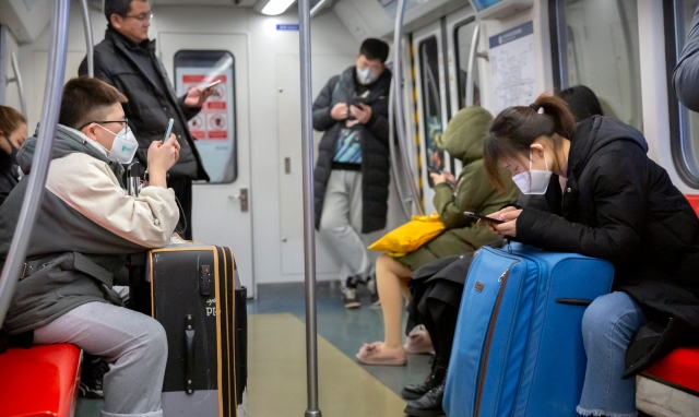 Tòa tối cao TQ cấm cảnh sát phạt người dân đưa tin về virus Corona, kể cả thông tin sai