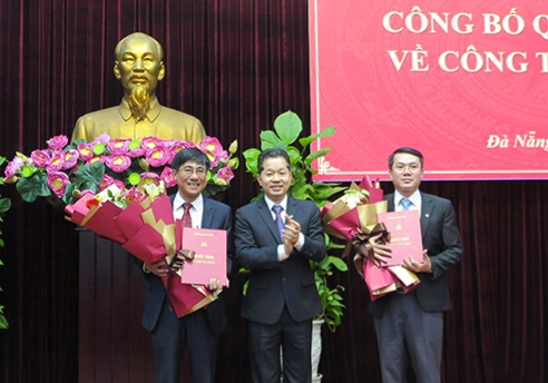 Phó Bí thư Thường trực Thành ủy Nguyễn Văn Quảng (giữa) trao quyết định bổ nhiệm cho ông Trần Thắng Lợi (bìa trái) và ông Nguyễn Văn Hùng (phải). Ảnh: baodanang.vn.