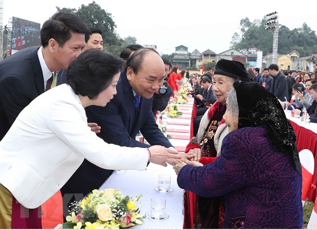 Thủ tướng Nguyễn Xuân Phúc thăm hỏi, chúc Tết người dân huyện Trấn Yên. (Ảnh : Thống Nhất/TTXVN)