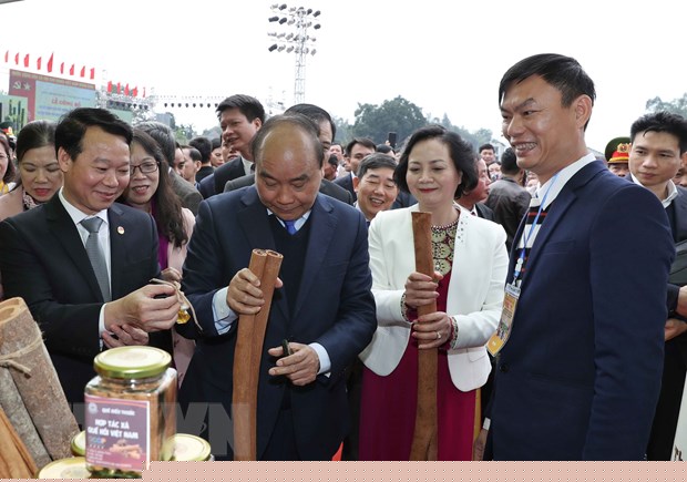 Thủ tướng Nguyễn Xuân Phúc tham quan các gian trưng bày sản vật của huyện Trấn Yên, tỉnh Yên Bái. (Ảnh: Thống Nhất/TTXVN)