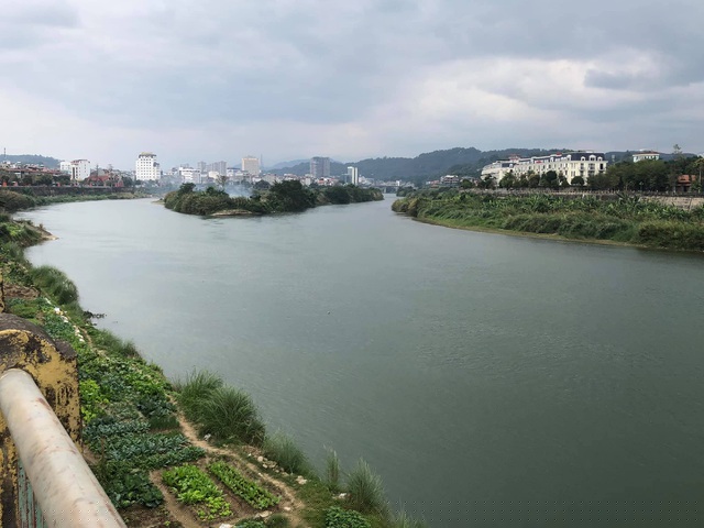 Nước sông Hồng có màu xanh bất thường.