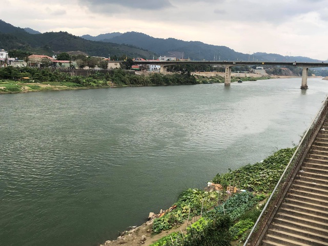 Hình ảnh nước sông Hồng trong xanh chụp chiều ngày 29/1.