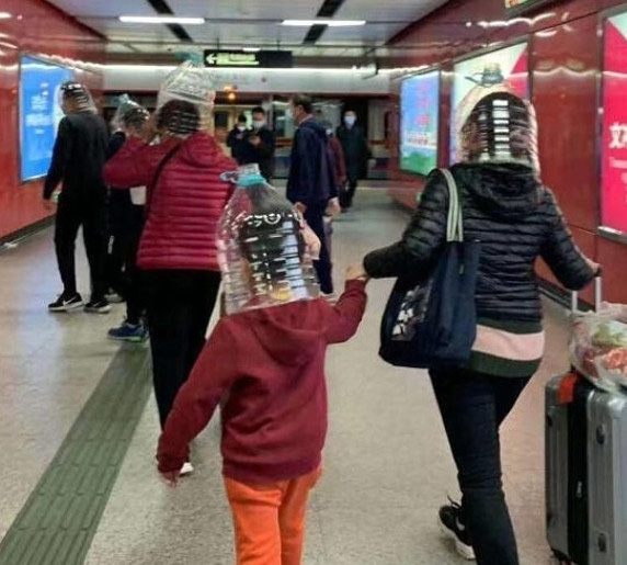 Đủ kiểu tránh lây nhiễm virus corona của người dân Trung Quốc - Ảnh 2. Đủ kiểu tránh lây nhiễm virus corona của người dân Trung Quốc - Ảnh 2.