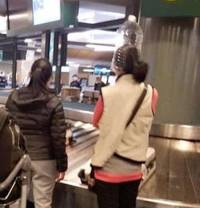 Đủ kiểu tránh lây nhiễm virus corona của người dân Trung Quốc - Ảnh 4. Đủ kiểu tránh lây nhiễm virus corona của người dân Trung Quốc - Ảnh 4.