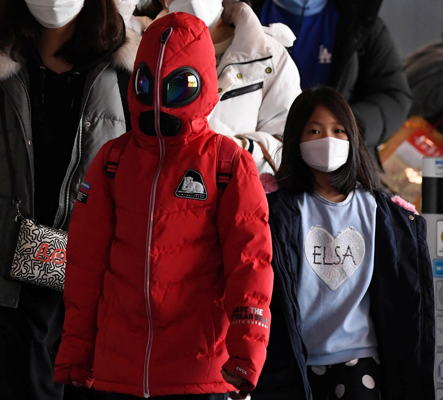 Đủ kiểu tránh lây nhiễm virus corona của người dân Trung Quốc - Ảnh 10. Đủ kiểu tránh lây nhiễm virus corona của người dân Trung Quốc - Ảnh 10.