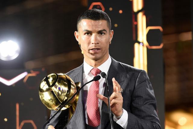 C.Ronaldo vẫn là cỗ máy không thể cản nổi ở tuổi 35. Theo thống kê, CR7 chính là cầu thủ ghi nhiều bàn nhất ở 5 giải VĐQG hàng đầu châu Âu năm 2020 với 33 bàn sau 28 trận. Bên cạnh đó, anh vẫn đều đặn phá những kỷ lục ở CLB Juventus hay giải Serie A. Mới đây, C.Ronaldo vừa nhận giải Cầu thủ xuất sắc nhất thế kỷ.