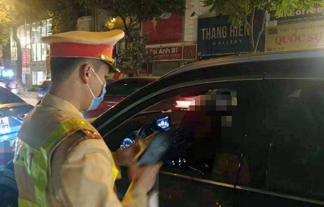 CSGT kiểm tra nồng độ cồn đối với nữ tài xế điều khiển xe Camry.