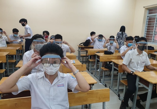 Thầy lẫn trò đều đeo khẩu trang, mũ chắn giọt bắn suốt buổi học.