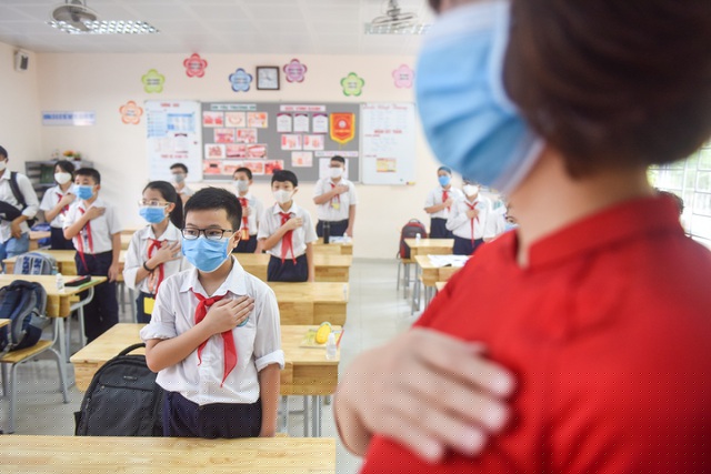 Điều đặc biệt chưa từng có trong lịch sử, năm nay các địa phương vừa khai giảng trực tiếp và trực tuyến.
