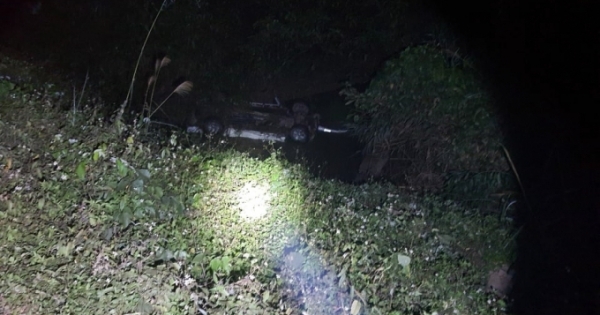 Quảng Ninh: Xe ô tô con nghi mất lái lao xuống mương khiến nhiều người thương vong