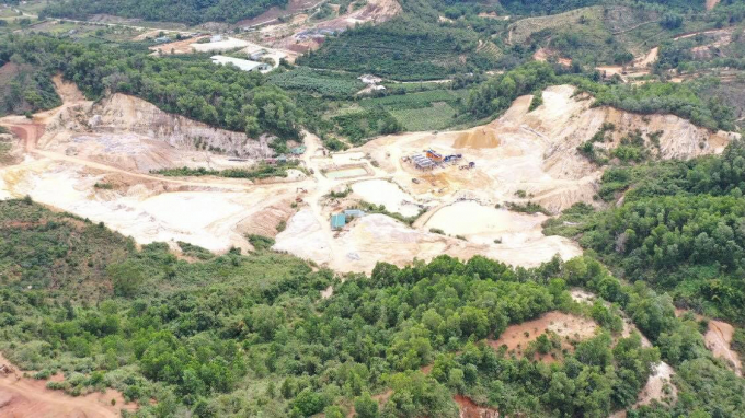 Bất chấp có phép hay không, núi rừng Lâm Đồng vẫn tan hoang, xơ xác do vấn nạn khai thác cao lanh để lại.