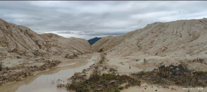 Nhiều nông dân không thể giữ đất canh tác khi mà nguồn lợi từ khoáng sản quá lớn khiến Bảo Lâm, Bảo Lộc trở thành đại công trường khai thác.