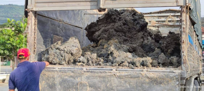 Một xe chở cao lanh quá tải bị lực lượng CSGT Lâm đồng phát hiện, xử phạt.