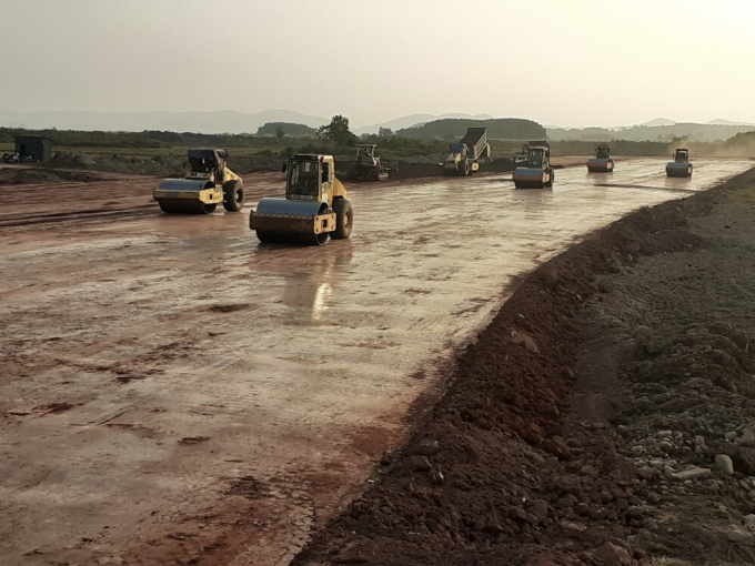 Hàng trăm phương tiện, máy móc thi công cao tốc Vân Đồn - Móng Cái. Ảnh: Minh Cương