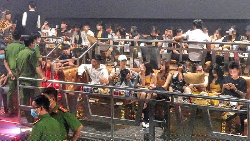 Công an kiểm tra toàn bộ số người trong quán bar (Ảnh: Văn Tuyên) 