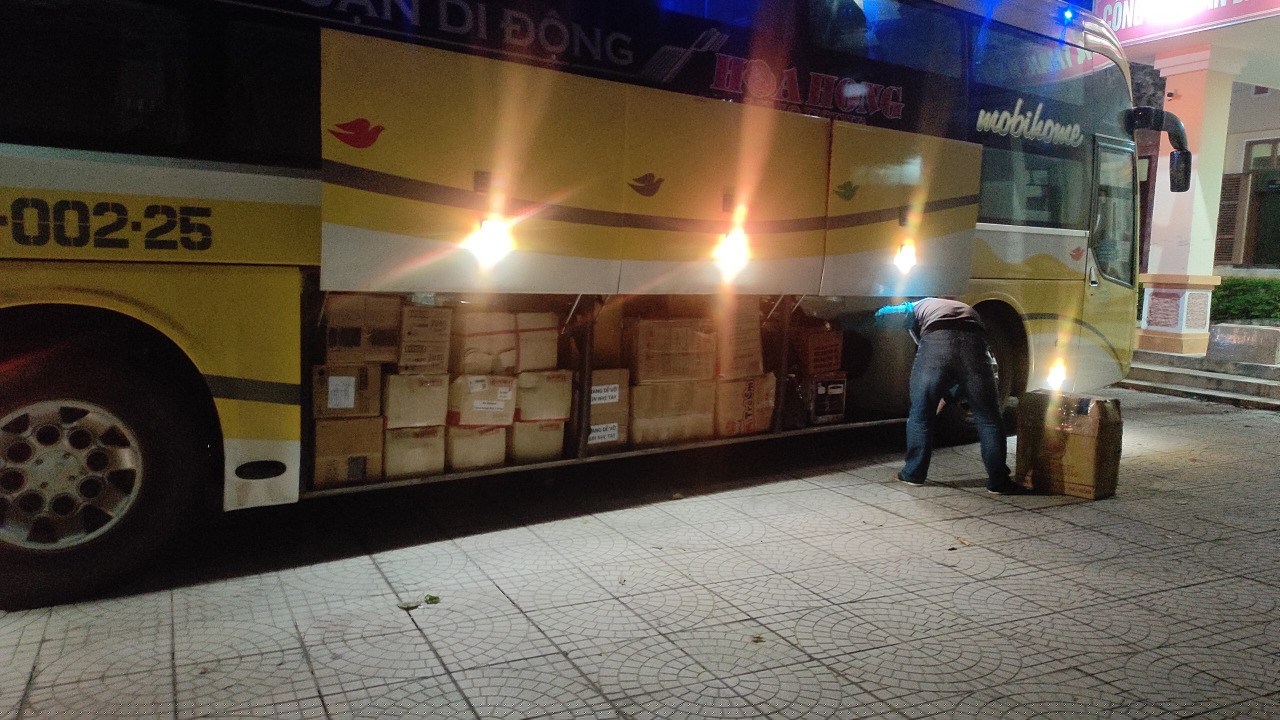 Lượng lớn hàng hóa trong xe khách BKS 74 B-002.25 vừa bị lực lượng chức năng phát hiện