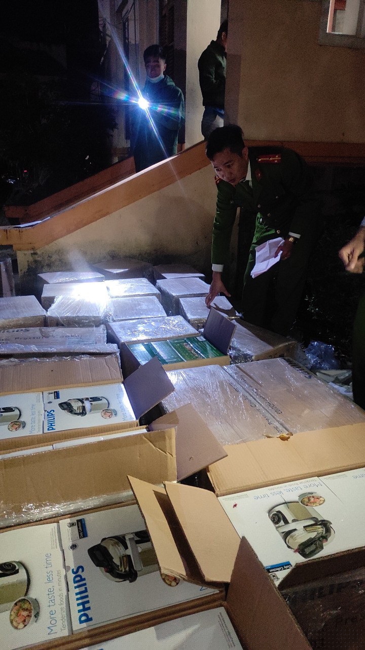 ực lượng chức năng tiến hành kiểm tra nguồn gốc xuất xứ của hàng hóa trong đêm