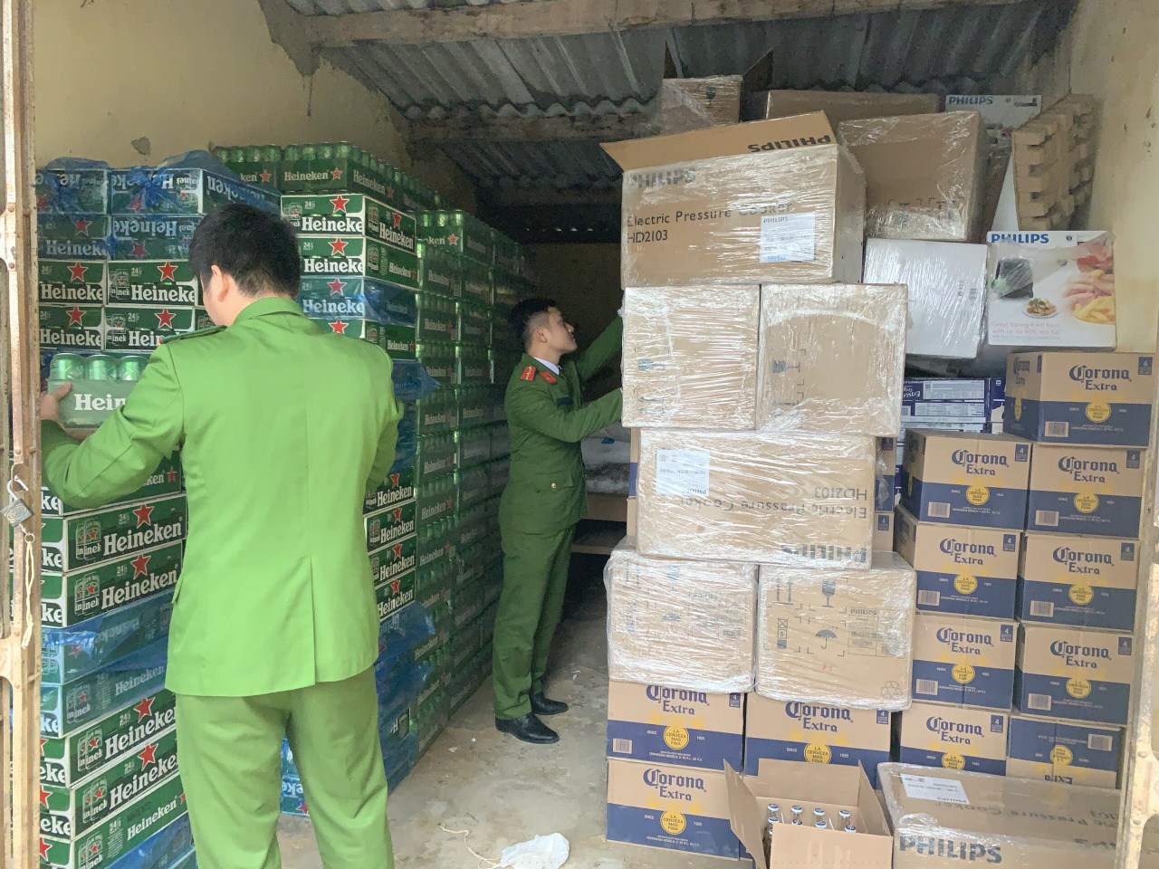 Lực lượng chức năng đang tiến hành kiểm kê số lượng hàng hóa