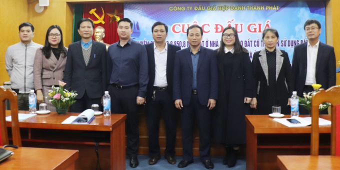 Đại diện Hội đồng đấu giá chúc mừng đơn vị trúng đấu giá.