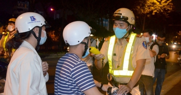 TPHCM: Lạ lẫm với cách đo nồng độ cồn... đếm số của CSGT