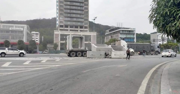 Quảng Ninh: Kinh hoàng xe container chở ống cống rơi xuống đường