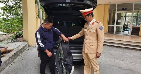 Cảnh sát 141 phát hiện nam thanh niên mang súng lái ô tô trên QL5