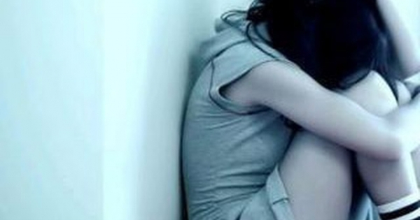 Bị nhóm bạn chê "tuổi nào rồi"... nữ sinh "ăn trái cấm"