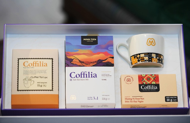 Bên trong mỗi hộp quà là các sản phẩm cà phê được chăm chút tỉ mỉ từ đội ngũ Minh Tiến Coffee.
