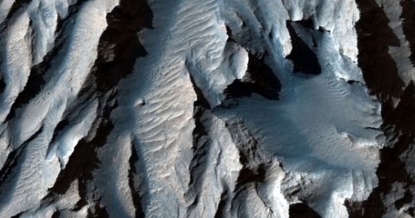 Hé lộ những hình ảnh cực hiếm của hẻm núi bí ẩn lớn nhất Hệ Mặt trời