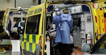 Anh ghi nhận số ca tử vong theo ngày cao nhất, bệnh viện Mỹ quá tải