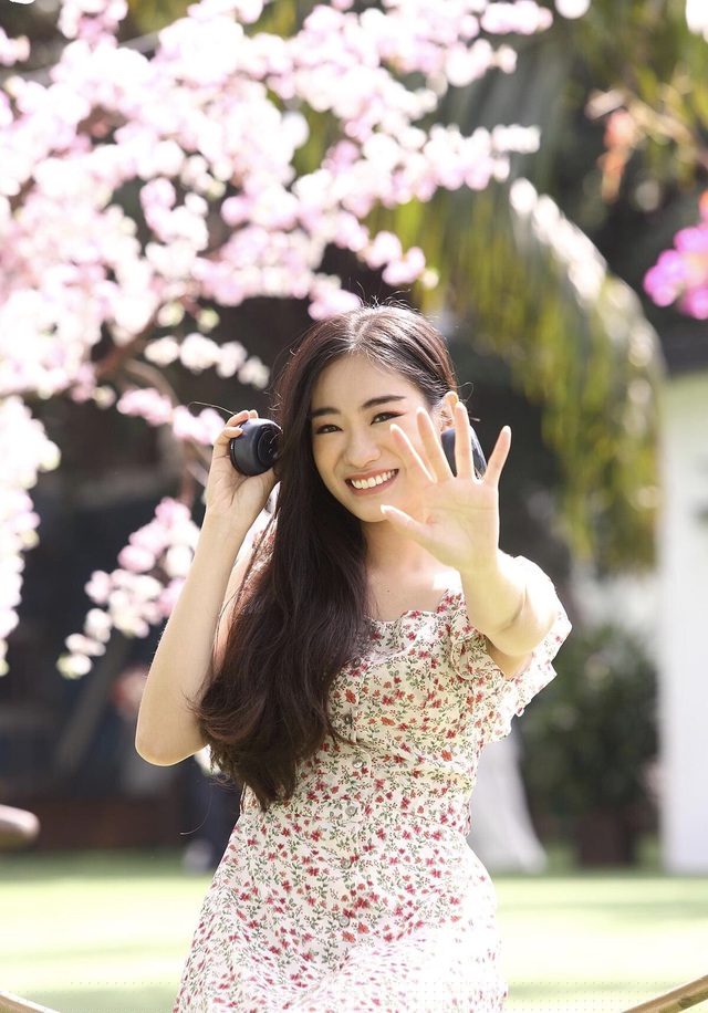 Mọi người xung quanh thường nhận xét Nhi là một người ít nói nhưng khi tiếp xúc thì có cảm nhận Nhi vui vẻ, dễ gần.