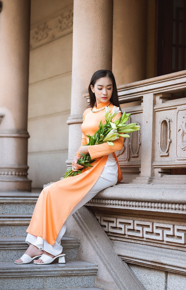 Nét nền nã của thiếu nữ tuổi 20 trong tà áo dài.