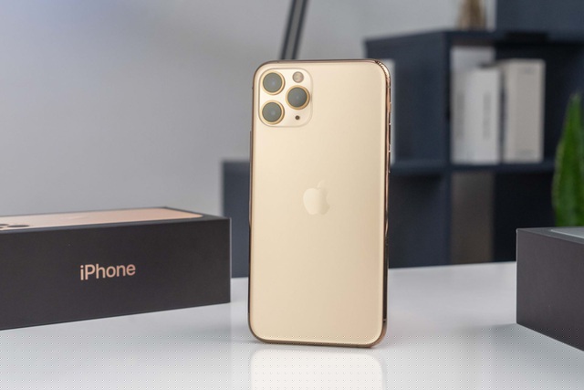 iPhone 11 Pro và 11 Pro Max - Theo chia sẻ từ nhiều hệ thống bán lẻ tại Việt Nam, nguồn cung của bộ đôi này còn lại khá ít, đa phần đều là hàng còn tồn sẵn trong kho. Đại diện các hệ thống cũng nói rằng họ sẽ ngừng nhập hàng hai mẫu máy này để tập trung kinh doanh thế hệ iPhone 12 mới. Điều đó khiến cho iPhone 11 Pro và 11 Pro Max bị liệt vào danh sách những thiết bị có tuổi đời ngắn nhất mà Apple từng sản xuất.