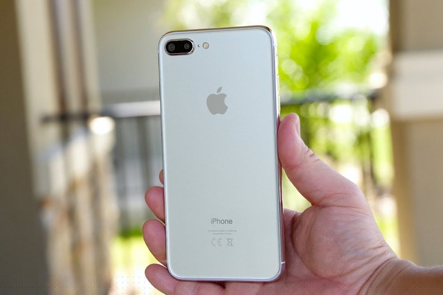 iPhone 8 Plus - Được giới thiệu từ tháng 9/2017, đây là mẫu iPhone cuối cùng sở hữu thiết kế cũ với phần viền trên và dưới tương đối dày, cùng phím home tích hợp cảm biến vân tay Touch ID. Tại thời điểm ra mắt, nhiều chuyên gia từng nhận định rằng iPhone 8 Plus sẽ trở thành một sản phẩm thất bại về doanh số bán hàng. Tuy nhiên, thực tế đã chứng minh điều ngược lại.