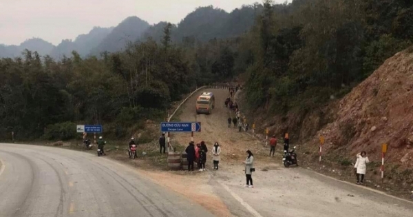 Hòa Bình: Xe khách chở 30 hành khách thoát chết sau tình huống mất phanh