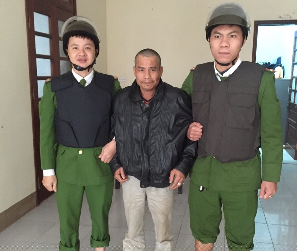 Đối tượng Nguyễn Minh Tuấn được khống chế đưa về C&ocirc;ng an x&atilde; Nghĩa Ninh để l&agrave;m việc.